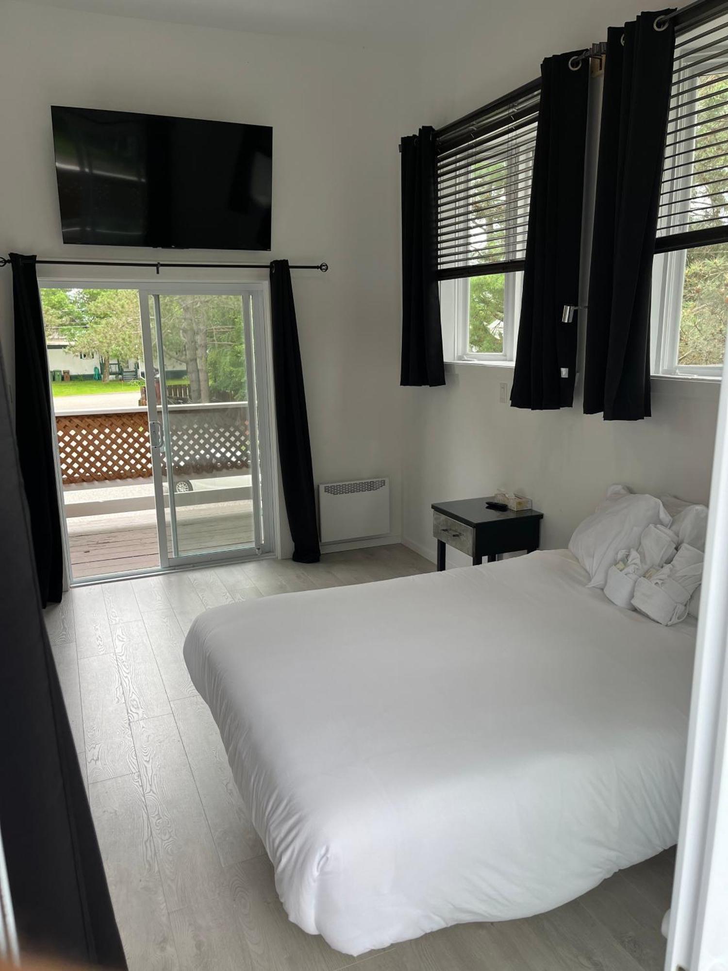 Auberge De Ferme-Neuve Lac-Saint-Paul Exteriér fotografie
